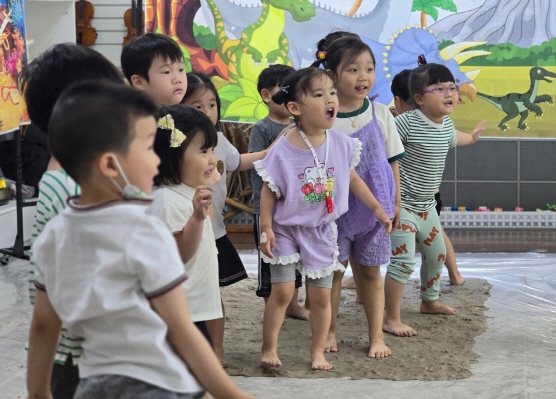 흙밟기 놀이시간! 맨발로 흙의 감촉을 느껴보았어요.